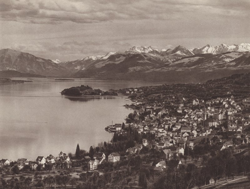 Sveits: Zürichsjøen, Horgen, Au og Alpene (s/hvitt-bilde) av Jean Gaberell
