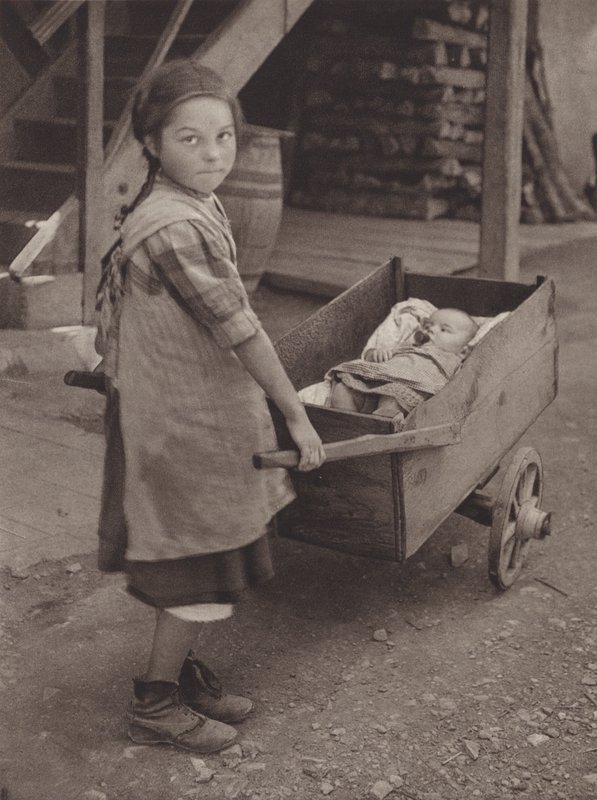 Sveits: The Simple Life, en primitiv barnevogn (s/hvitt-bilde) av Jean Gaberell