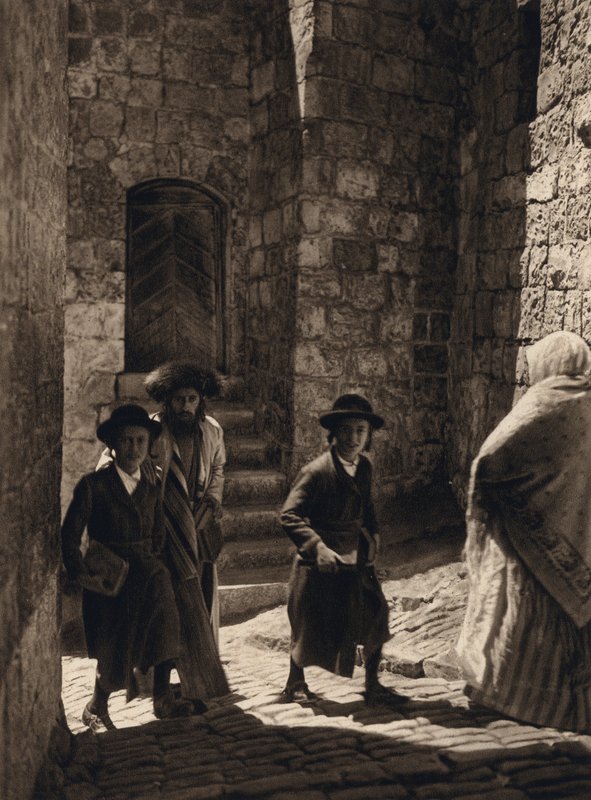 Jerusalem, jøder på vei til synagogen (s/hvitt-bilde) av Karl Grober