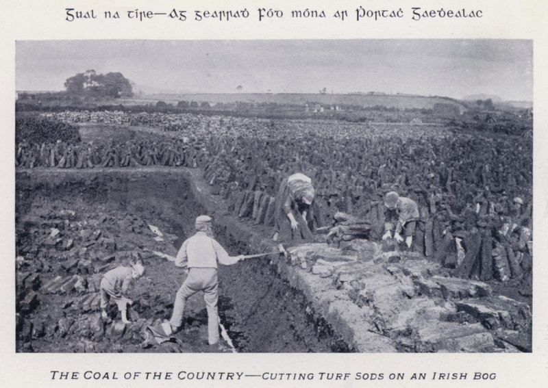 The Coal of the Country, skjærer torv på en irsk myr (s/hv-bilde) av Karl Karlovich Piratsky