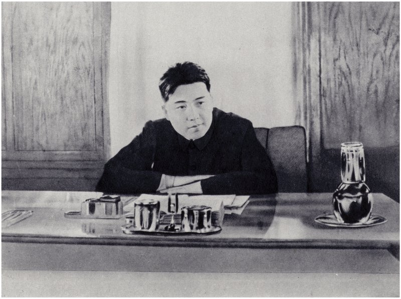 Kamerat Kim Il-sung på kontoret hans i Folkets råd i Nord-Korea (litho) av Korean Photographer