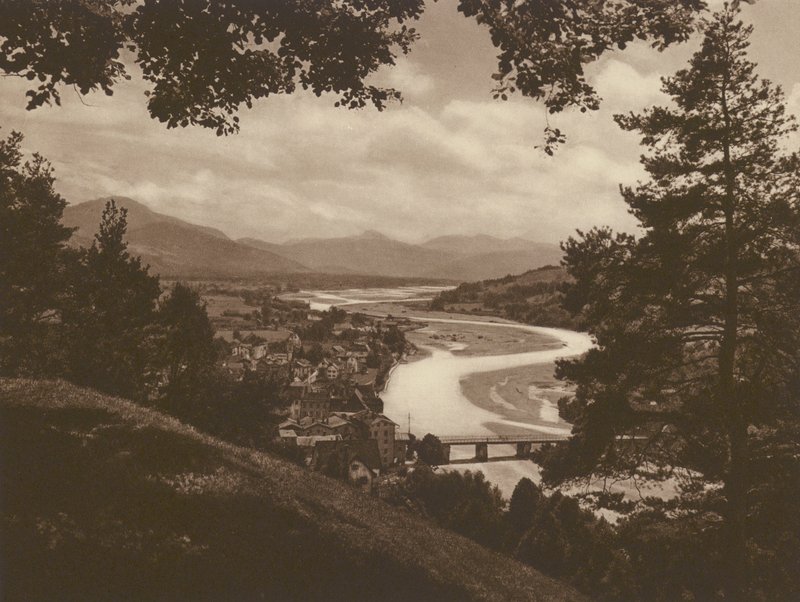Bad Tolz und das Isartal, Blick vom Kalvarienberg; Bad Tolz and the Isar Valley, View from the Kalvarienberg (b/w photo)   1405699   no       norwegian Successfully Translated  Original: Drying house (indigo cakes on shelves) Translat: Drying house (indigo av Kurt Hielscher