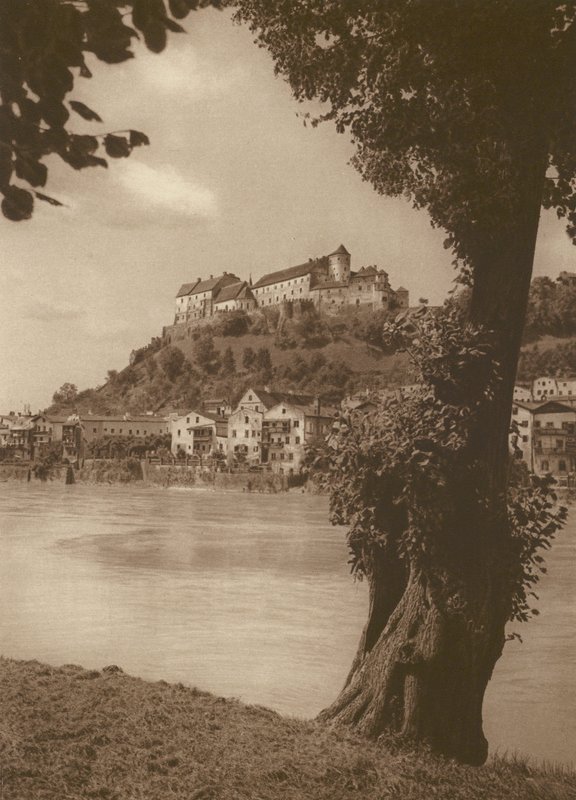 Burghausen ved Salzach; Burghausen ved Salzach (s/hvitt bilde) av Kurt Hielscher