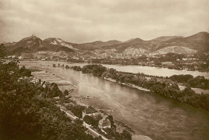 Siebengebirge ved Rhinen; Siebengebirge ved Rhinen (s/hvitt bilde) av Kurt Hielscher