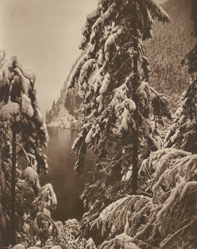 Königssee nær Berchtesgaden; Koenigssee nær Berchtesgaden (s/hvitt bilde) av Kurt Hielscher