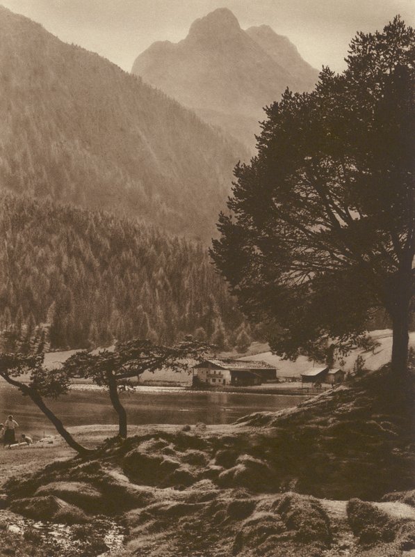 Lautersee nær Mittenwald med Wetterstein-fjellene; Lauter-See nær Mittenwald med Wetterstein-fjellene (s/hv-bilde) av Kurt Hielscher
