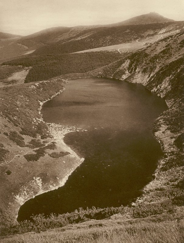 Den store dammen og Sněžka (kjempefjellene); Den store dammen og Schneekoppe (gigantiske fjell) (s/hvitt bilde) av Kurt Hielscher