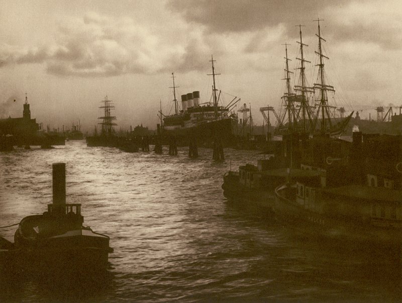 I havnen i Hamburg; Hamburg havn (s/hvitt bilde) av Kurt Hielscher