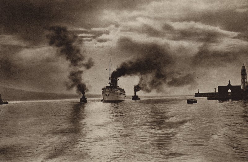 Italia: Napoli, tilgang til havnen (s/hvitt bilde) av Kurt Hielscher