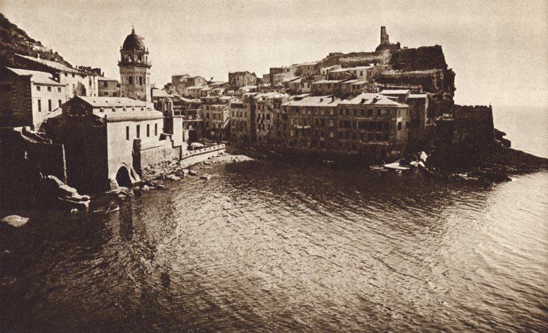Italia: Vernazza, Riviera (s/hvitt bilde) av Kurt Hielscher