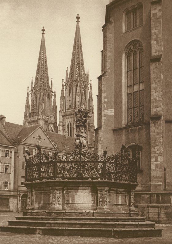 Regensburg, fontene fra 1721 på Neupfarrplatz og katedraltårnene; Regensburg, fontenen (1721) i "Neupfarr Platz", og katedralen (s/hvitt foto) av Kurt Hielscher