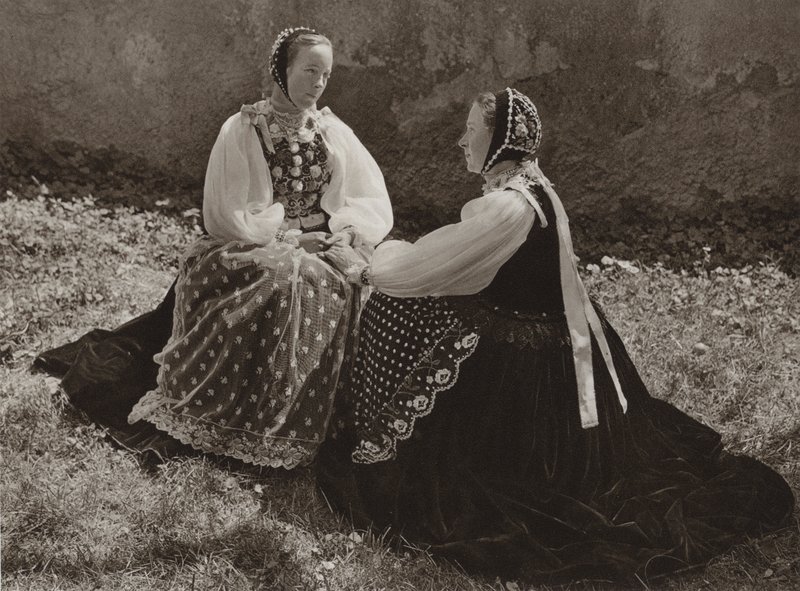 Romania: Lechinta, Saxon girls in Sunday costume (b/w photo)   1410989   no       norwegian Successfully Translated  Original: Cavalry, Musician Translat: Cavalry, Musician 1248961 no norwegian Successfully Translated Original: Une Experience Culinaire: De av Kurt Hielscher