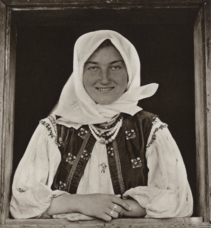 Romania: Oncesti, ved vinduet (s/hvitt-bilde) av Kurt Hielscher