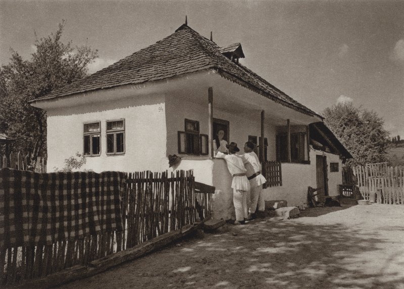 Romania: Voinesti, bondehus (s/hvitt bilde) av Kurt Hielscher