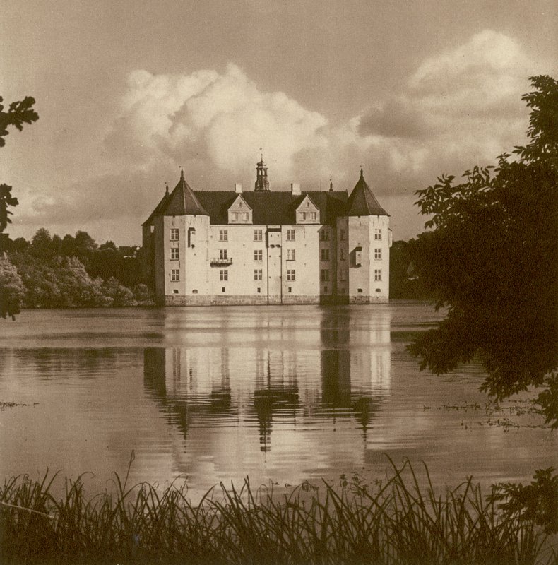 Schloss Glucksburg nær Flensburg (Schleswig); Glucksburg slott nær Flensburg (Schleswig) (s/hvitt bilde) av Kurt Hielscher