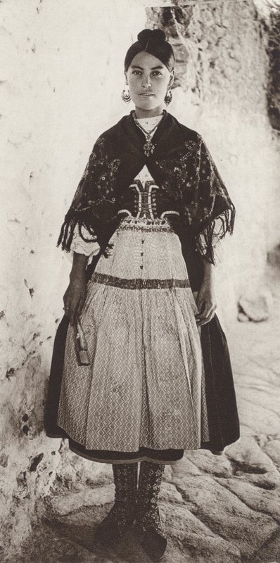 Spania: Lagartera-kostyme, provinsen Toledo (s/hvitt-bilde) av Kurt Hielscher