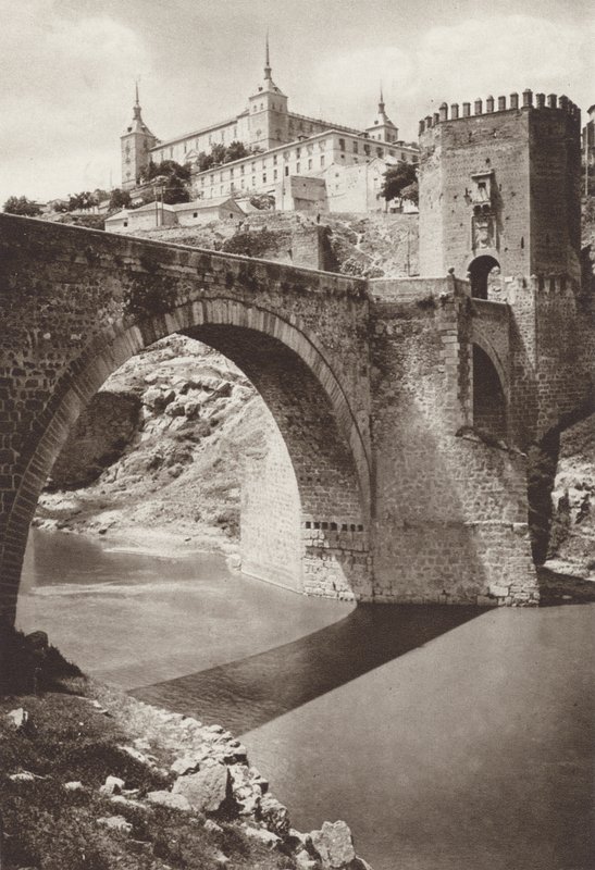 Spania: Toledo, Alcantara-broen med Alcazar i bakgrunnen (s/hvitt-bilde) av Kurt Hielscher