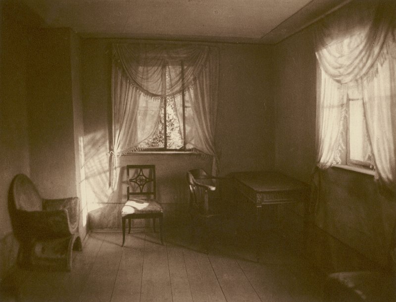 Weimar, kveldssolstråle i Goethes arbeidsrom i hagehuset; Weimar, Kveldssolen i Goethes arbeidsværelse i sommerhuset (s/hvitt foto) av Kurt Hielscher