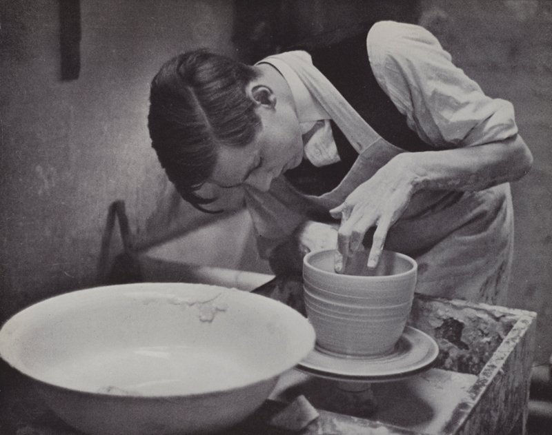 Keramikk på Eton (s/hvitt bilde) av Laszlo Moholy Nagy