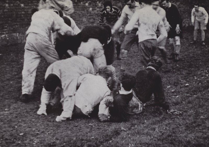 The Wall Game, Eton (s/hvitt bilde) av Laszlo Moholy Nagy