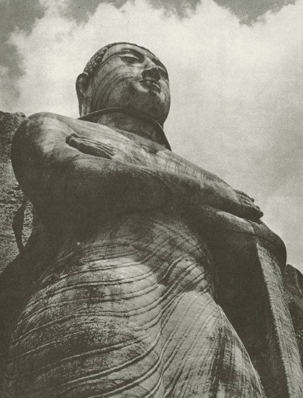 Ananda, Gal-Vihare (s/hvitt bilde) av Lionel Wendt