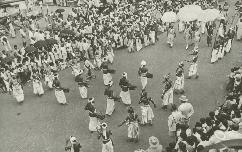 Perahera (s/hvitt bilde) av Lionel Wendt
