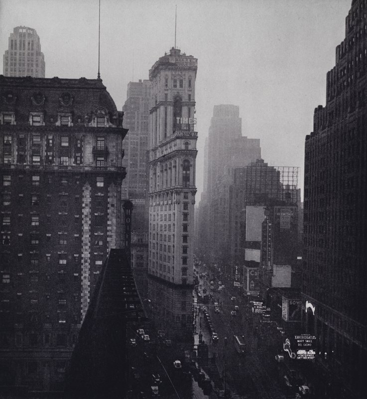 Manhattan: Regn over Times Square (s/hvitt bilde) av Mario Bucovich