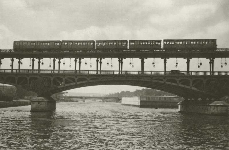 Paris: Pont de Passy (s/hvitt bilde) av Mario Bucovich