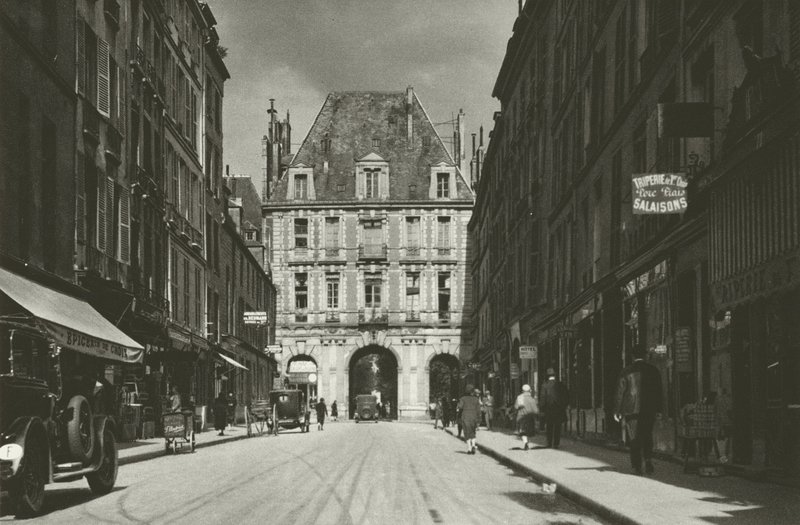 Paris: Rue de Birague (s/hvitt bilde) av Mario Bucovich