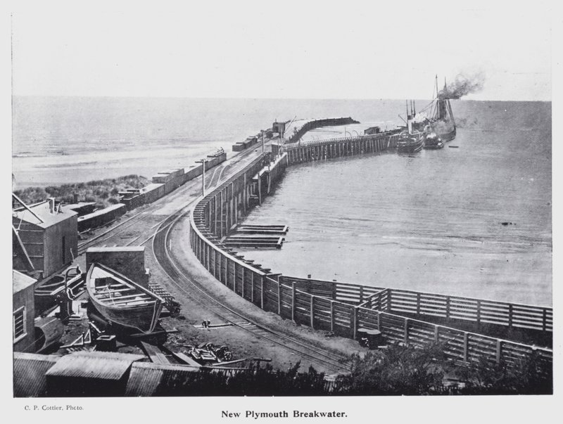 New Plymouth, New Zealand: New Plymouth Breakwater (s/hv-bilde) av New Zealand Photographer
