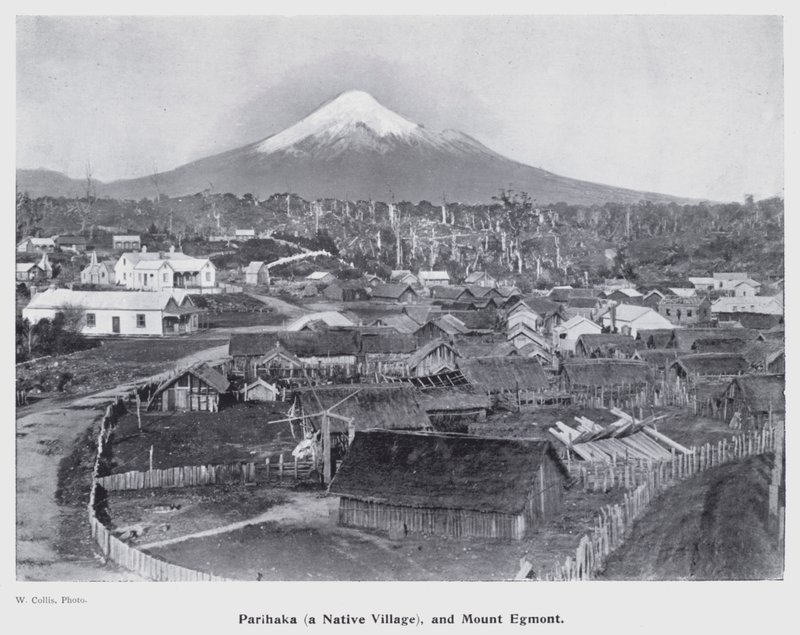 New Plymouth, New Zealand: Parihaka, en innfødt landsby og Mount Egmont (s/h-bilde) av New Zealand Photographer