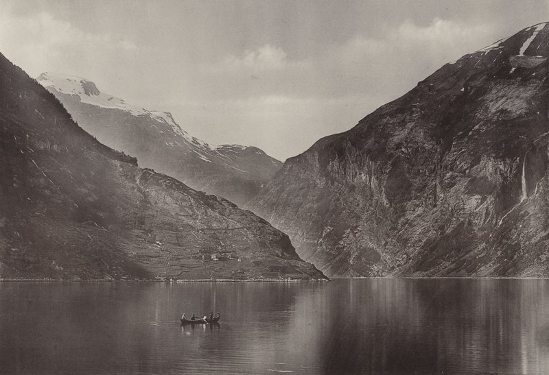 I Geirangerfjorden (s/hvitt foto) av Norwegian Photographer