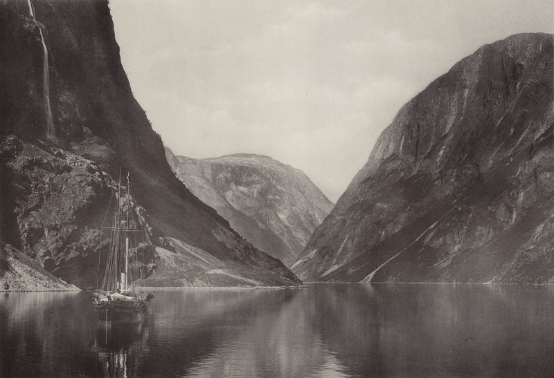 Nærøyfjorden fra Vikingvang Hotel (s/hvitt bilde) av Norwegian Photographer