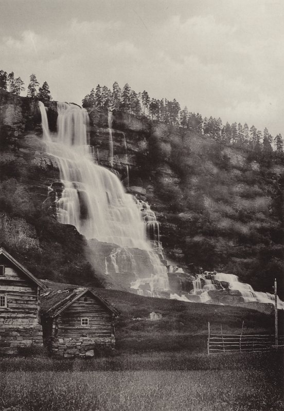 Tvindefos (s/hvitt bilde) av Norwegian Photographer