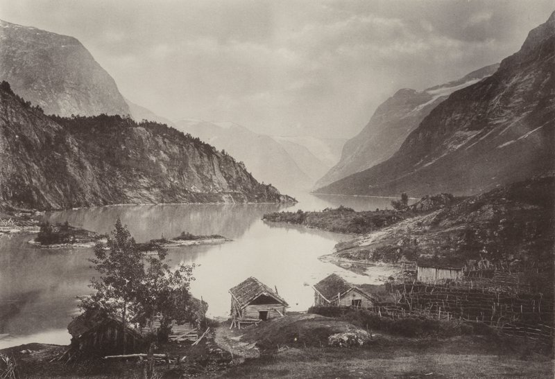 Utsikt over Loensjøen, Nordfjord (s/hvitt foto) av Norwegian Photographer