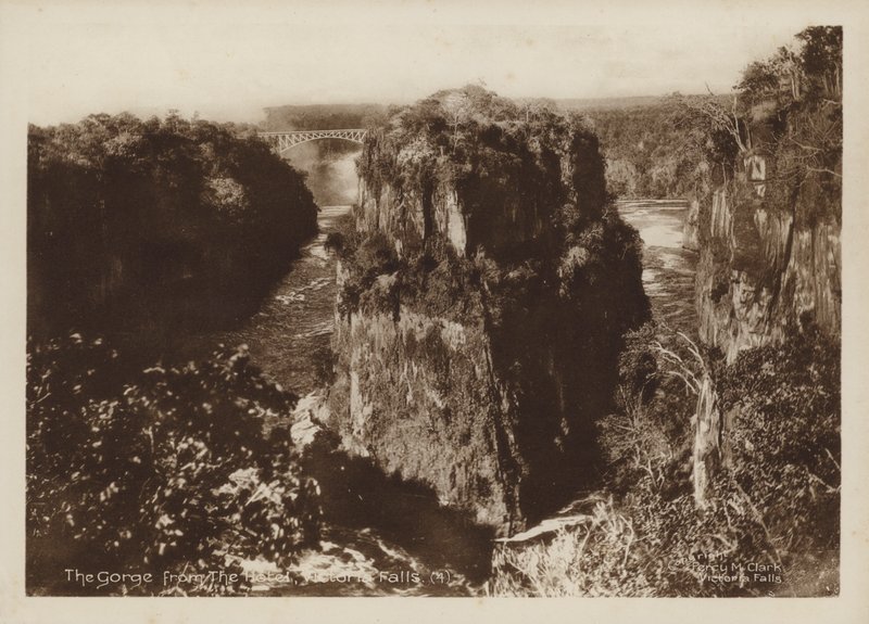 The Gorge from the Hotel, Victoria Falls (s/hv-bilde) av Percy M. Clark