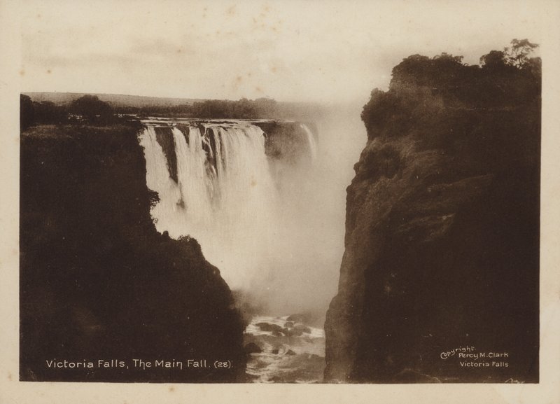 Victoria Falls, The Main Fall (s/hvitt bilde) av Percy M. Clark