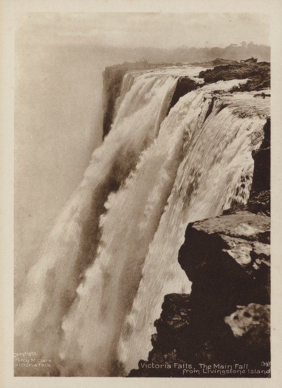 Victoria Falls, The Main Fall fra Livingstone Island (s/hvitt bilde) av Percy M. Clark