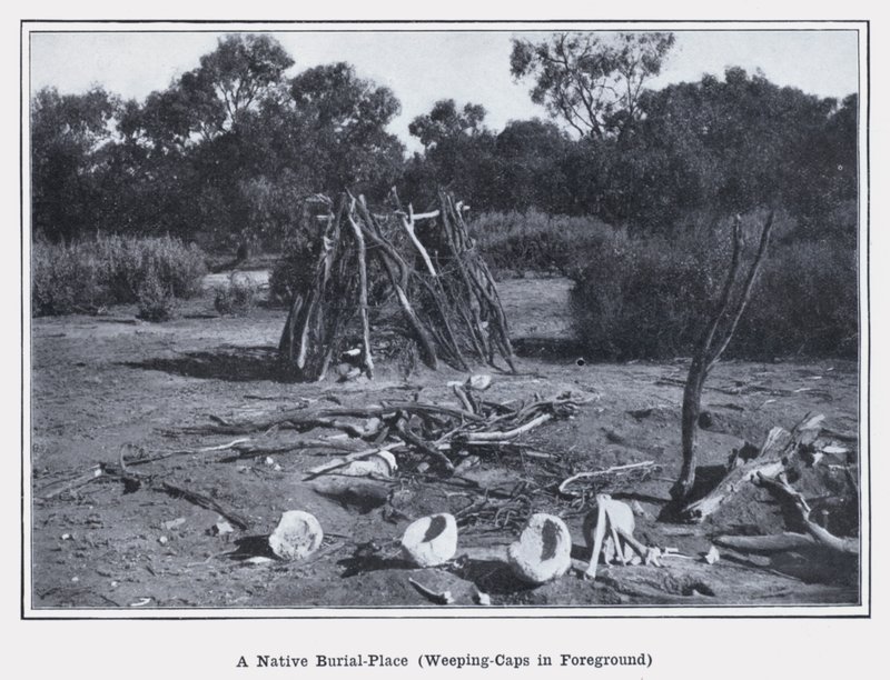 Et innfødt gravsted, gråtende caps i forgrunnen (s/hvitt-bilde) av Photographer Australian