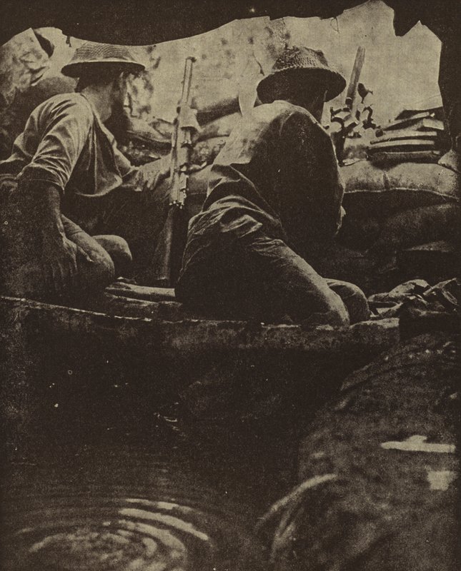 Australske soldater i en vannfylt geværgrop, Sanananda, New Guinea, andre verdenskrig av Photographer Australian