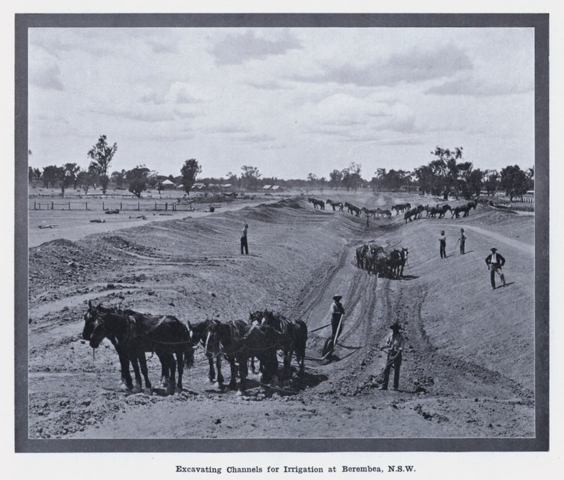Utgraving av kanaler for vanning i Berembea, NSW (s/hvitt-bilde) av Photographer Australian
