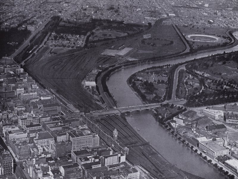 Melbourne: En luftfoto av Jolimont Railway Yards og elven Yarra, som viser en liten del av byen og Richmond i det fjerne (s/hv-bilde) av Photographer Australian