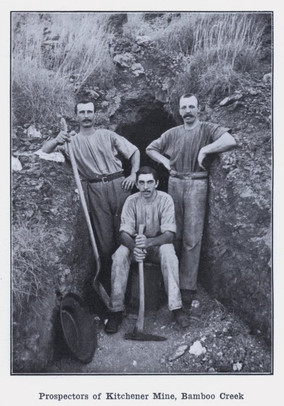 Prospectors of Kitchener Mine, Bamboo Creek (s/h-bilde) av Photographer Australian