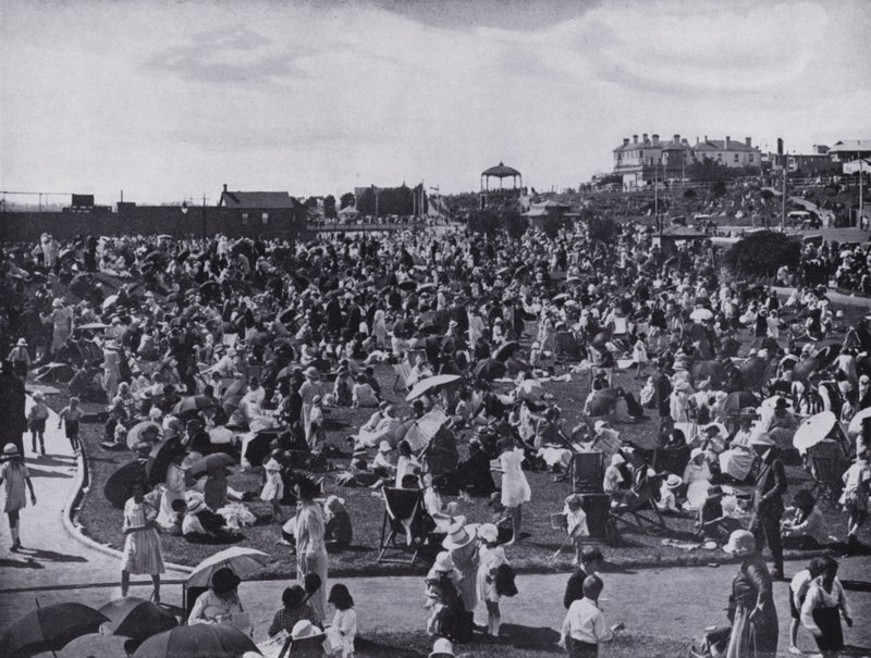 St Kilda Beach, Melbournes populære badeby, viser plenene (s/hvitt-bilde) av Photographer Australian