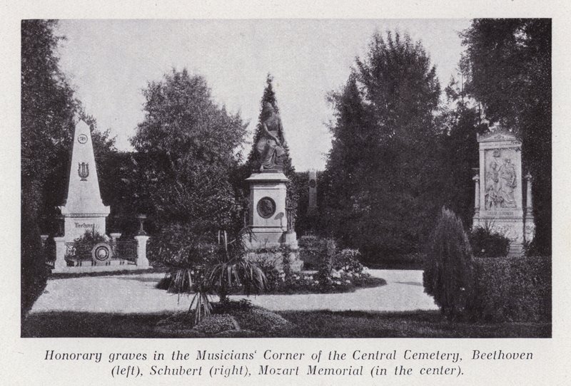 Æresgraver i Musikerhjørnet på Central Cemetery, Beethoven (til venstre), Schubert (til høyre), Mozart-minnesmerket (i midten) (s/hv-bilde) av Photographer Austrian