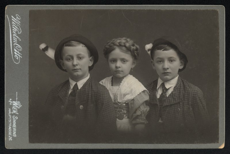 Portrett av tre østerrikske barn (s/hvitt bilde) av Austrian Photographer