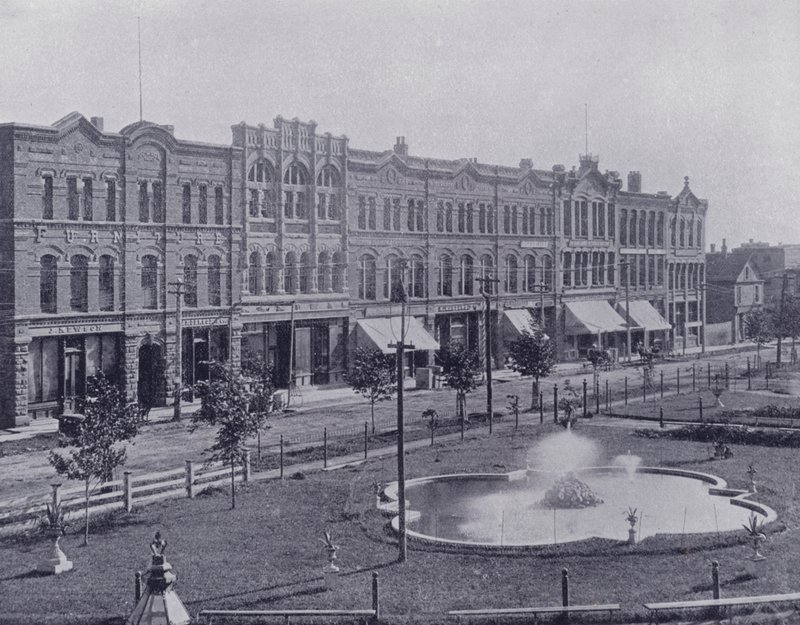 Canada: Victoria Row, fra Queen's Square Gardens, Fredericton, New Brunswick (s/hvitt bilde) av Photographer Canadian