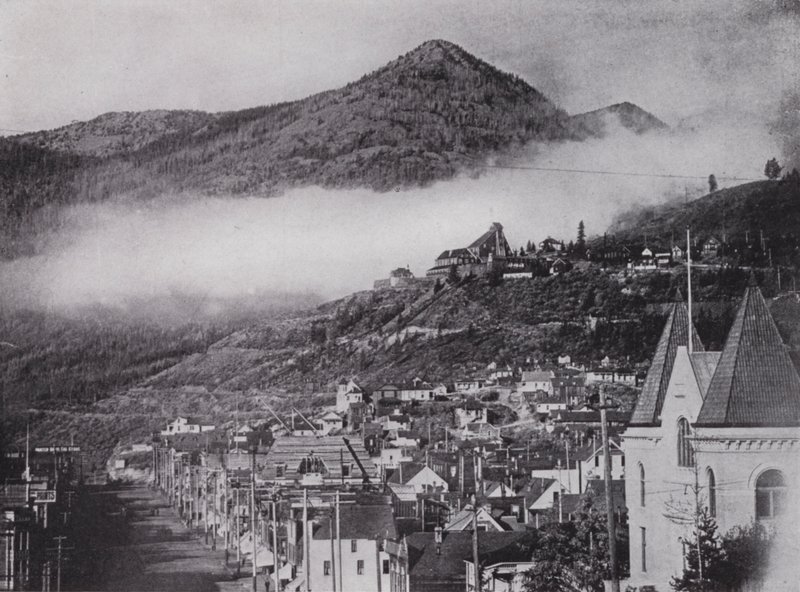 Generell utsikt over Rossland, som viser Le Roi-gruven (s/hv-bilde) av Photographer Canadian