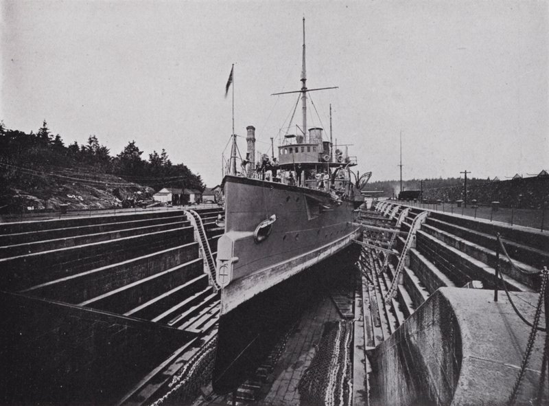 HMS "Flora," i Dock, Esquimalt, British Columbia (s/hvitt bilde) av Photographer Canadian