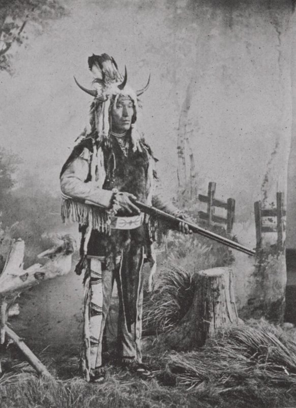 Stony indianer i krigsdrakt (s/hvitt bilde) av Photographer Canadian